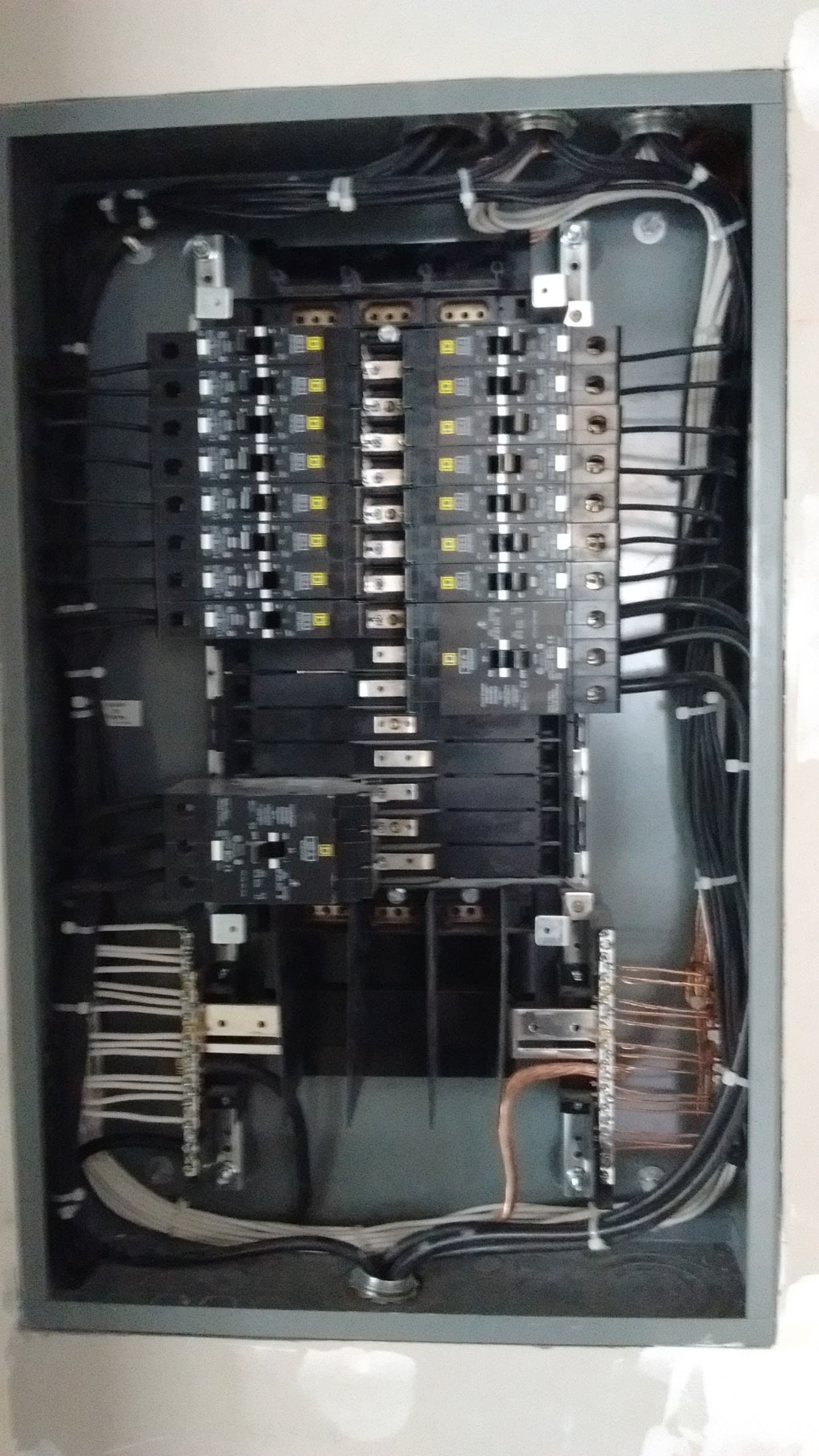 Instalaciones eléctricas industriales de baja y media tensión